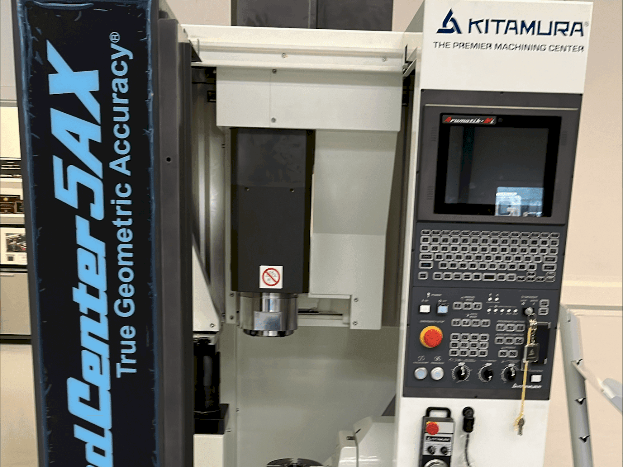 Vista Frontal  da Kitamura Medcenter 5AX  máquina