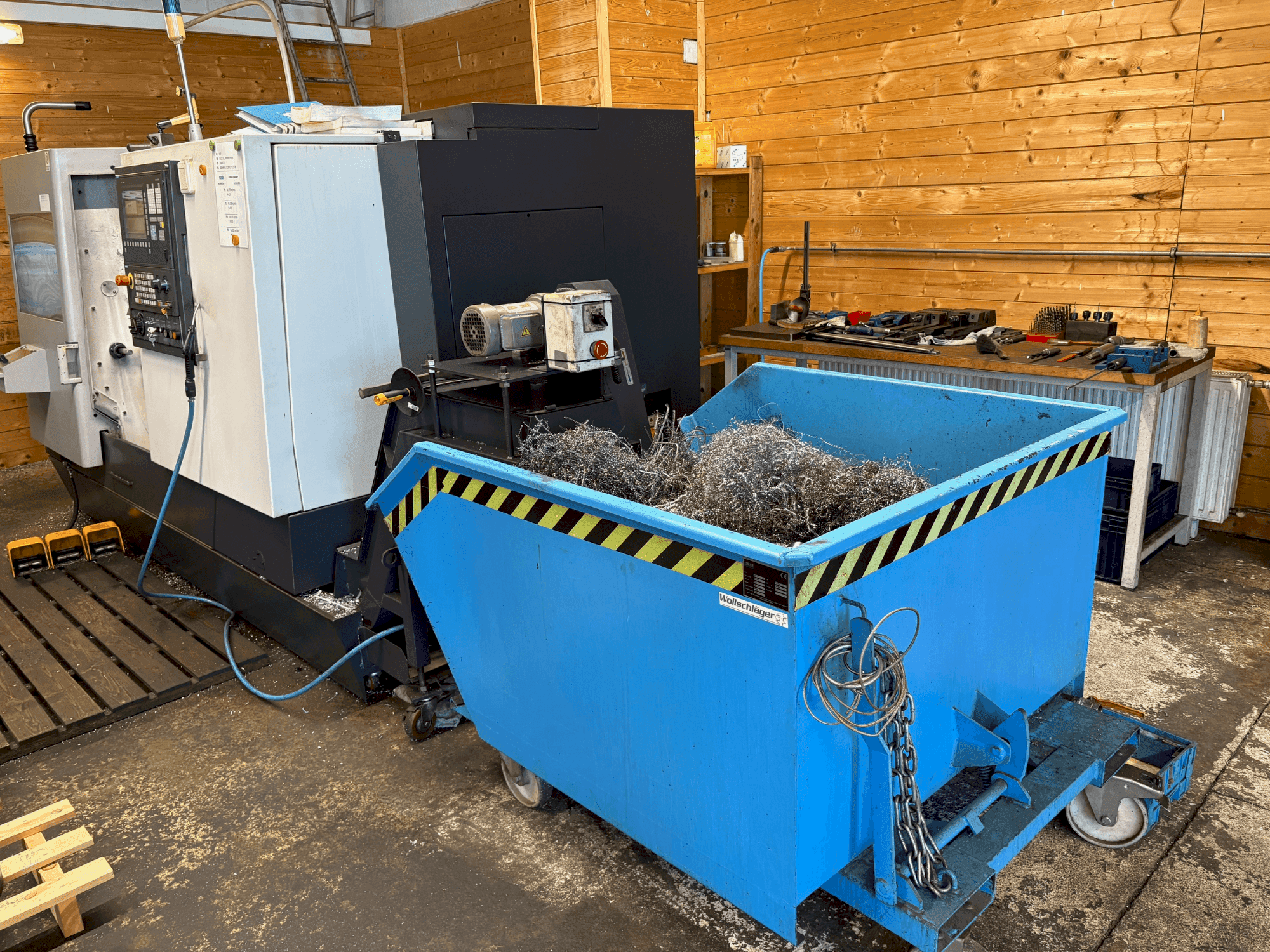 Vista Frontal  da HWACHEON Cutex 240  máquina