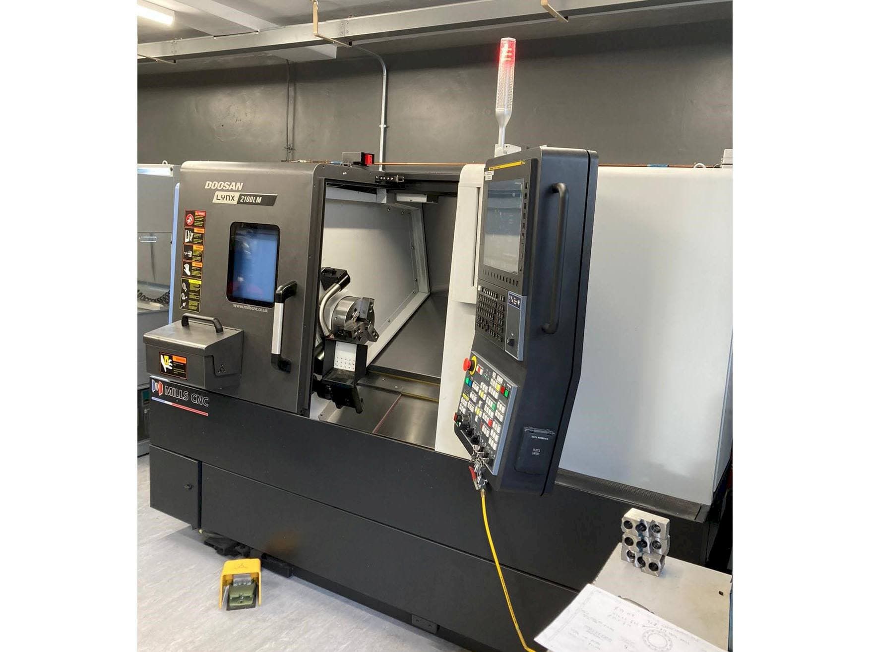 Vista Frontal  da Doosan Lynx 2100 LMB  máquina