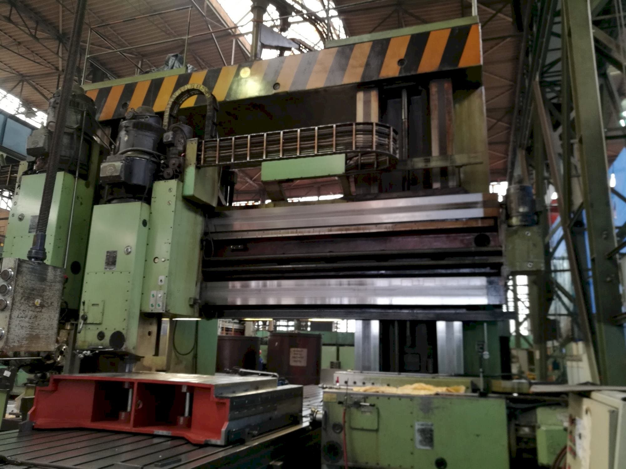 Vista Frontal  da TOS FRV-D 20 x 40  máquina