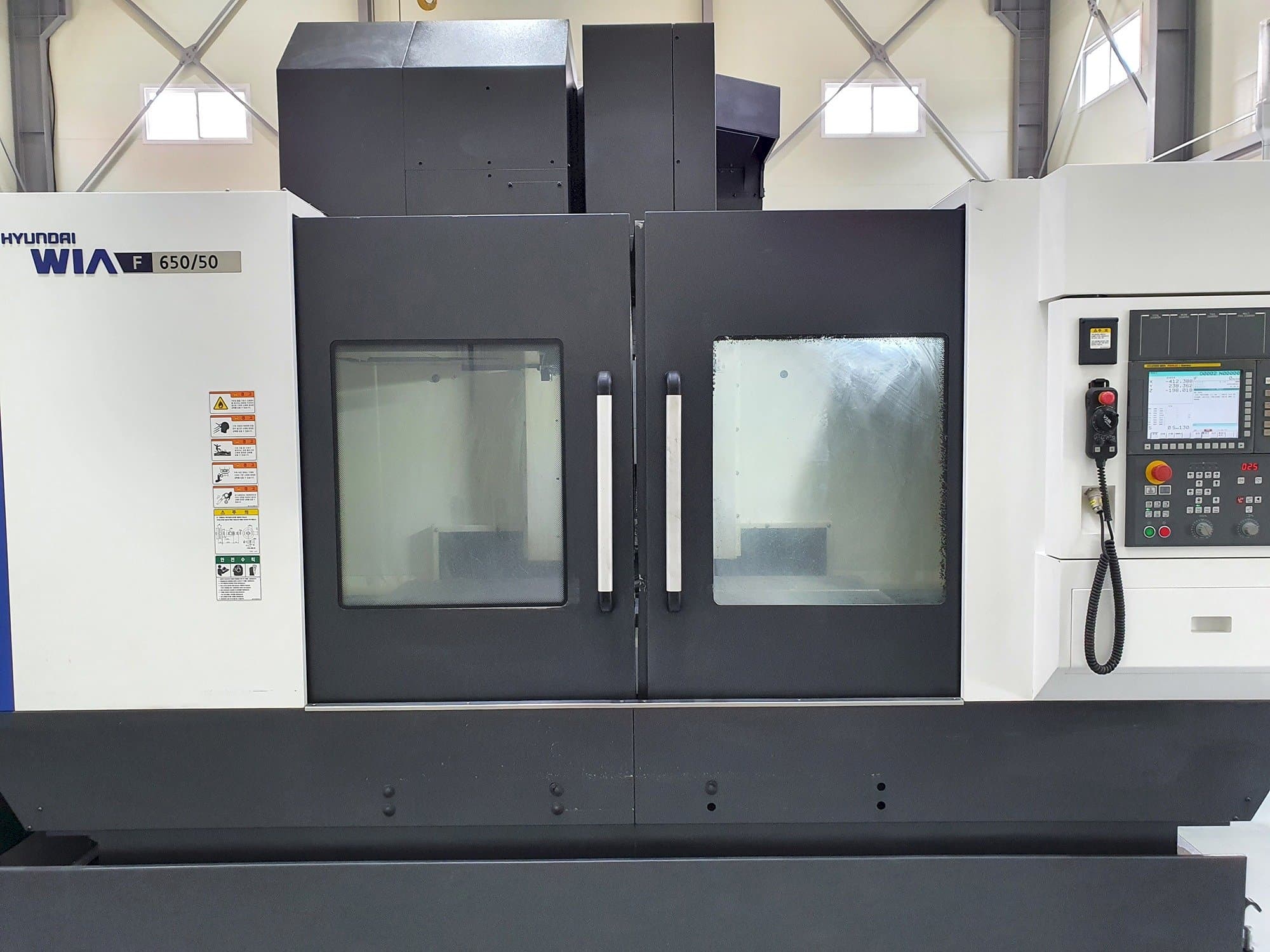 Vista Frontal  da Hyundai Wia F650/50  máquina