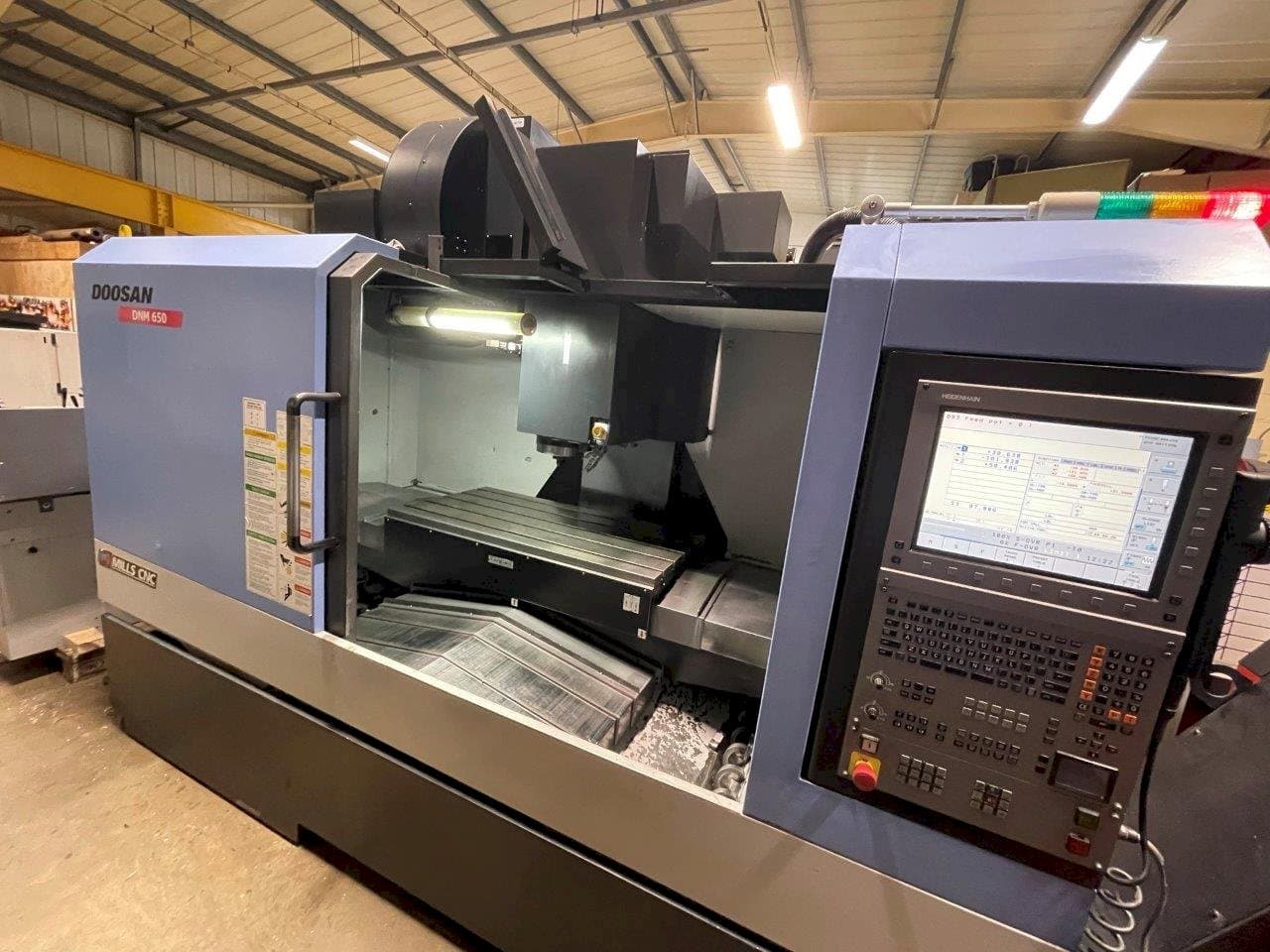 Vista Frontal  da Doosan DNM650  máquina