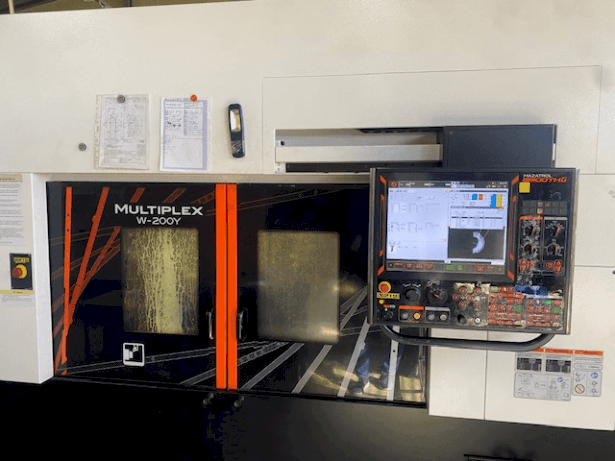 Vista Frontal  da Mazak multiplex 200 y  máquina