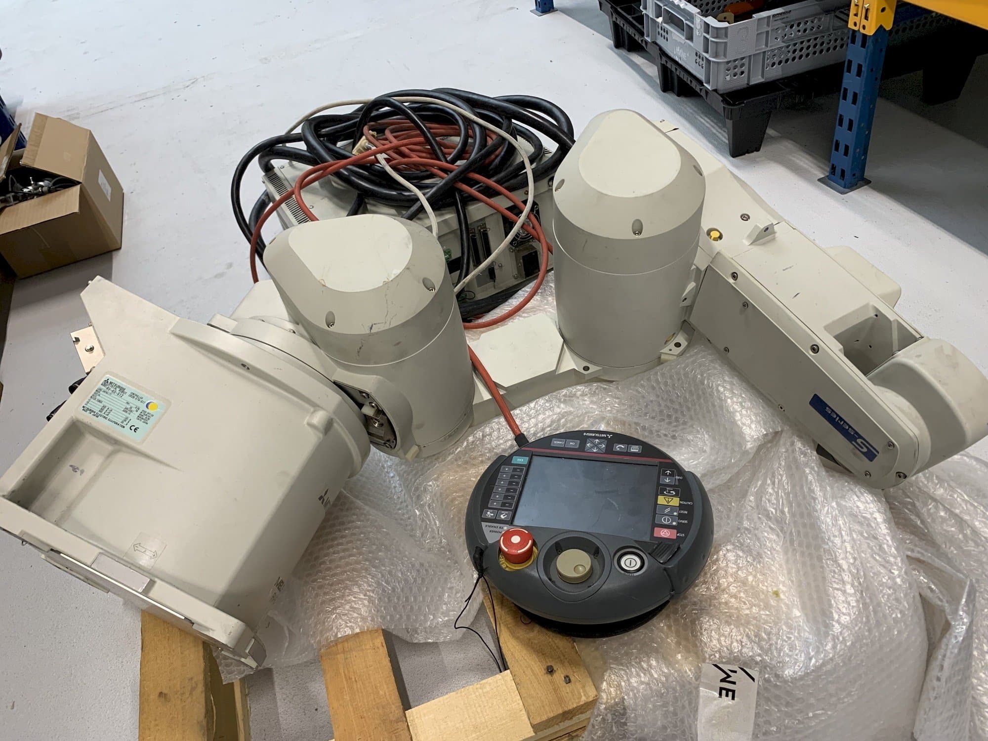 Vista Frontal  da Mitsubishi Melfa RV 6S  máquina