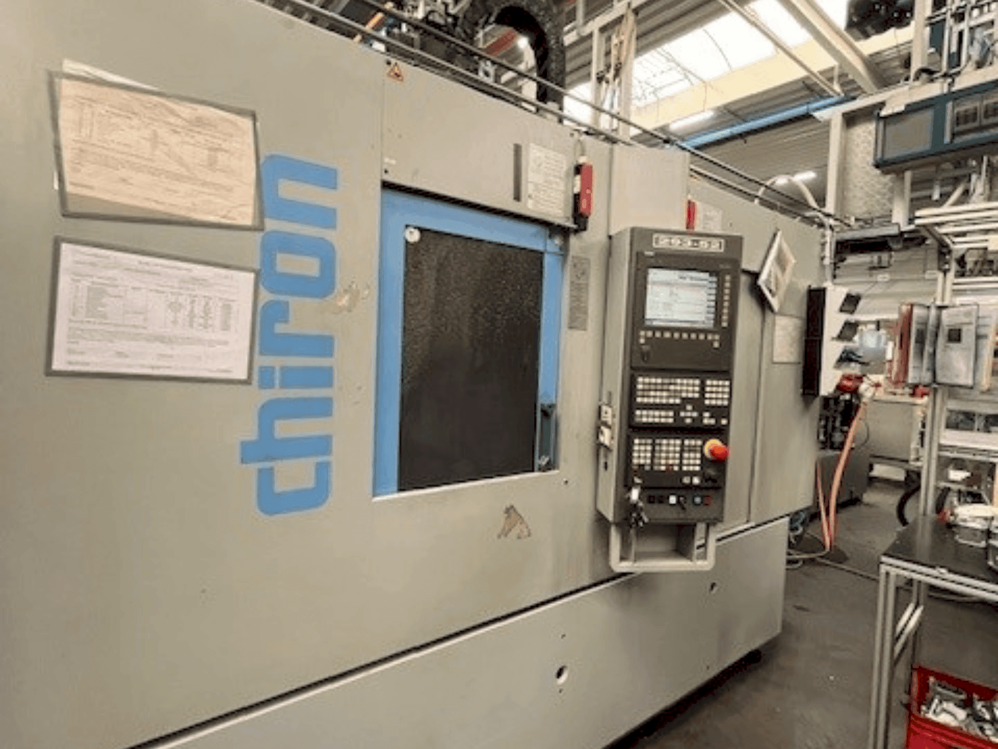 Vista Frontal  da CHIRON DZ15KWM HS  máquina