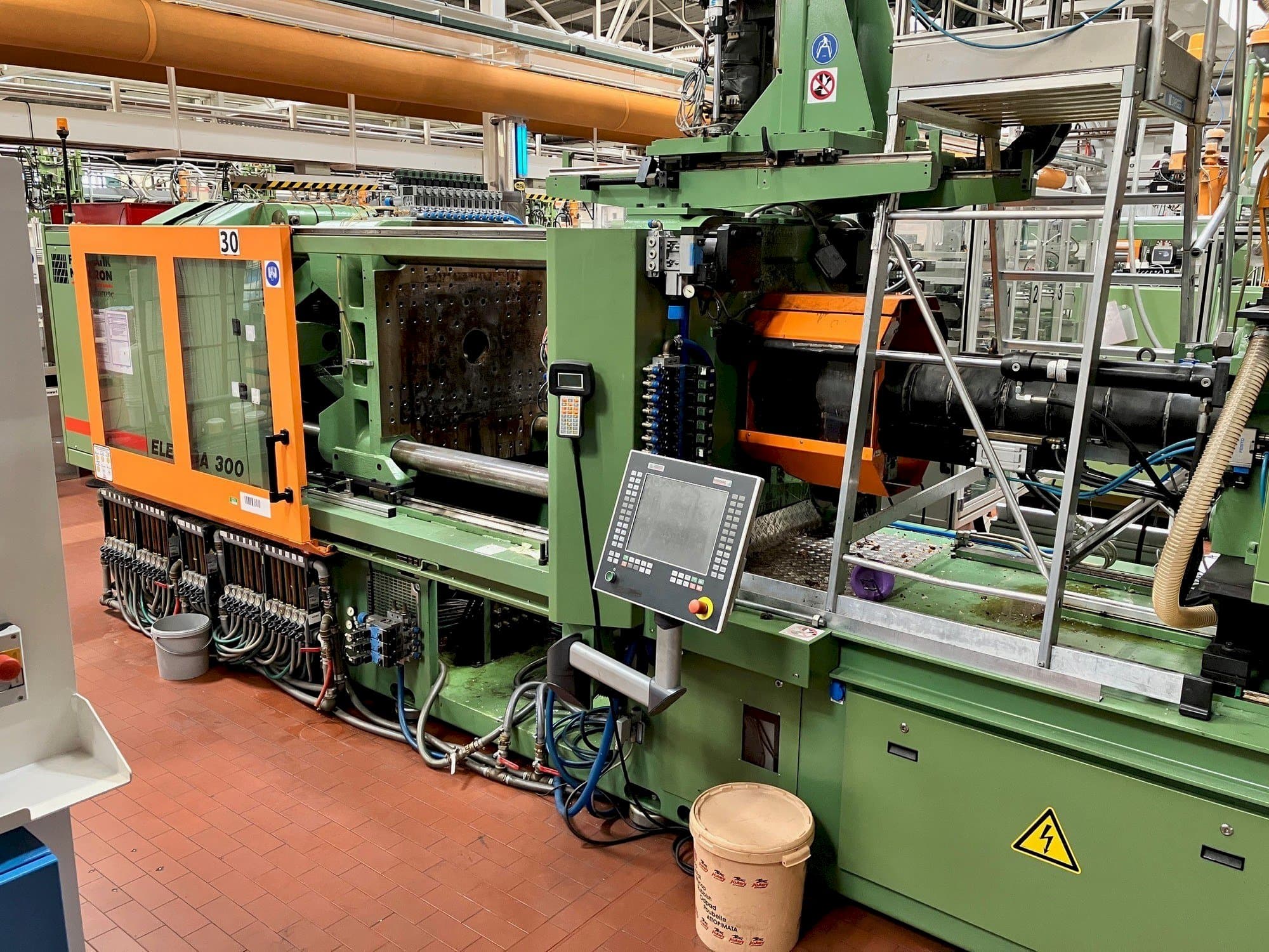 Vista Frontal  da FERROMATIK MILACRON Europe Elektra 300  máquina