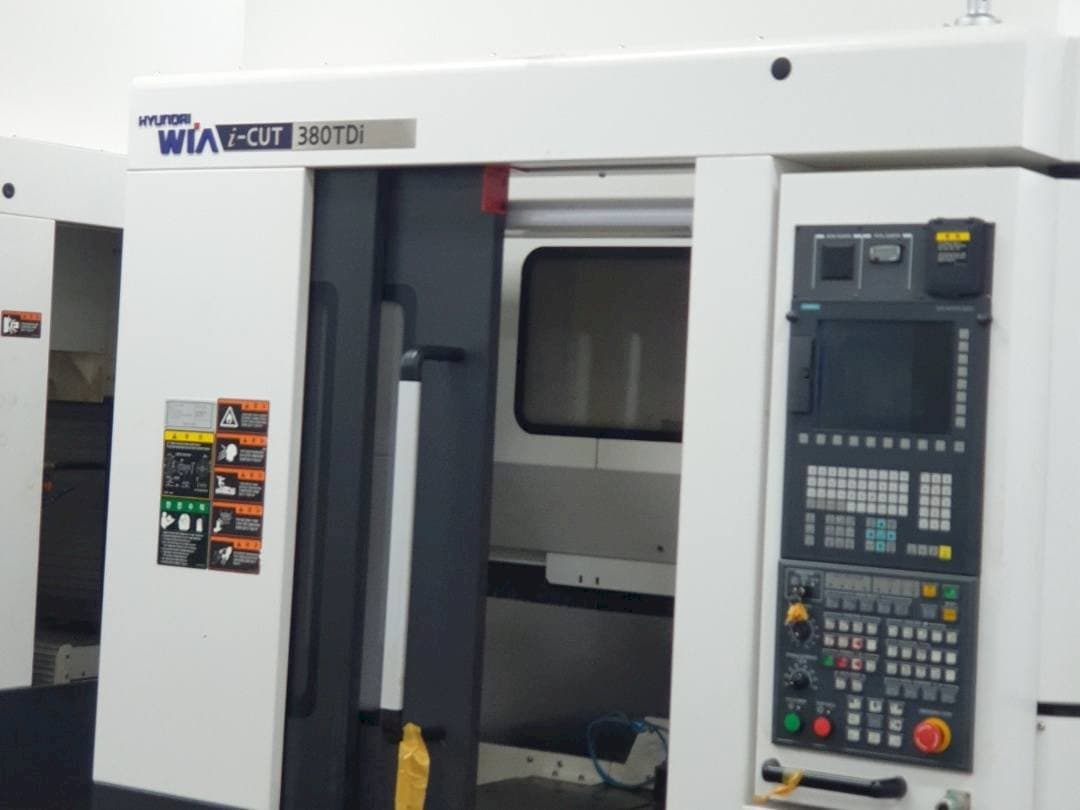 Vista Frontal  da Hyundai Wia i-CUT380TDi  máquina