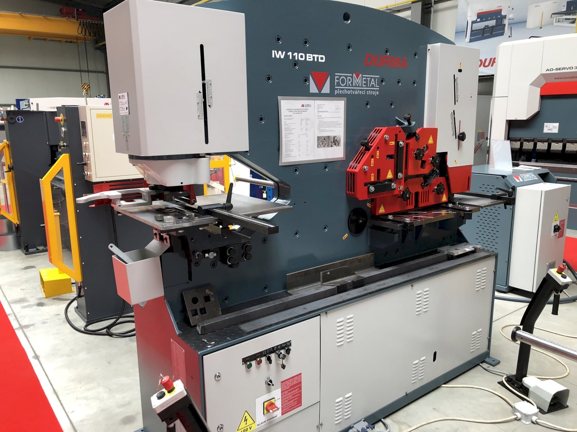 Vista Esquerda  da Durma IW 110/180 BTD  máquina