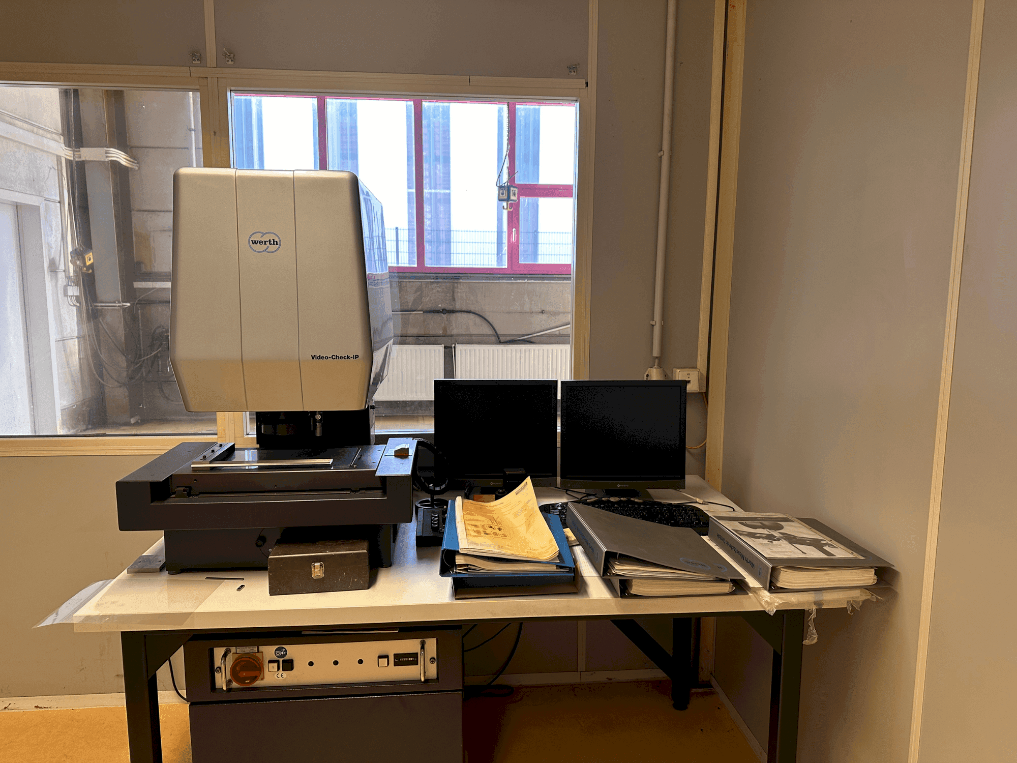 Vista Frontal  da Werth Video-Check IP 250x125 3D CNC  máquina