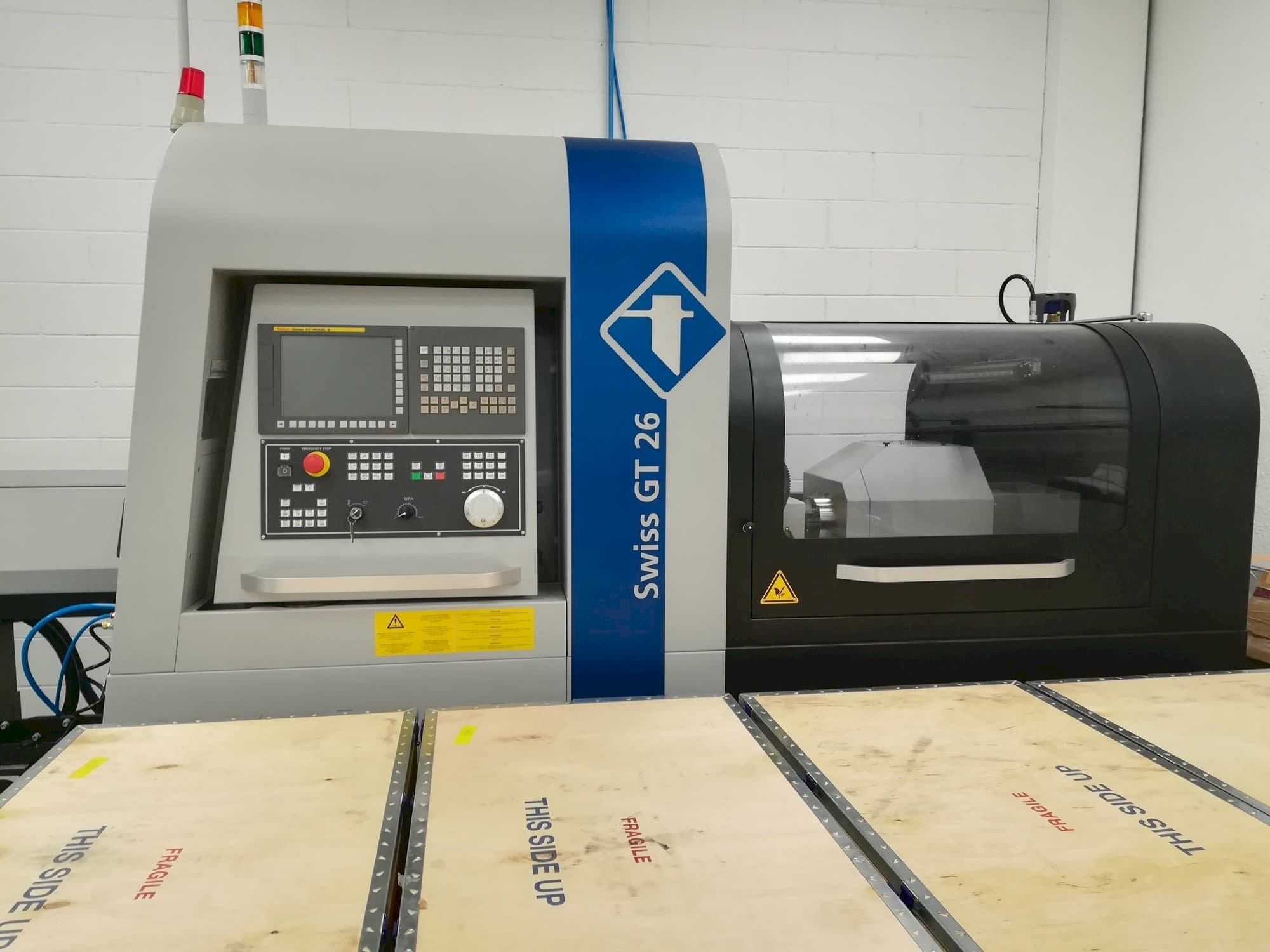 Vista Frontal  da Tornos Swiss GT 26  máquina