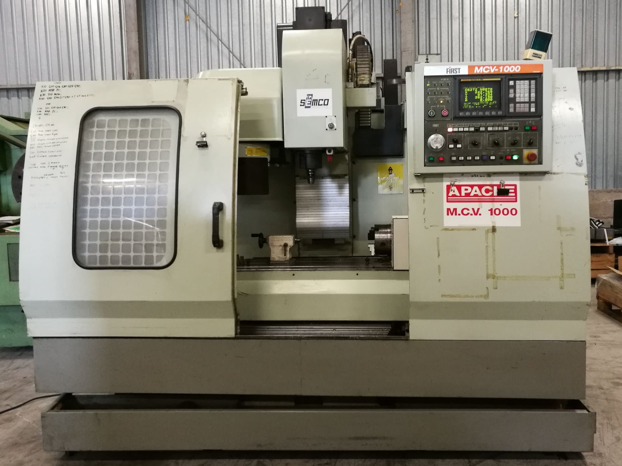 Vista Frontal  da FIRST MCV-1000  máquina