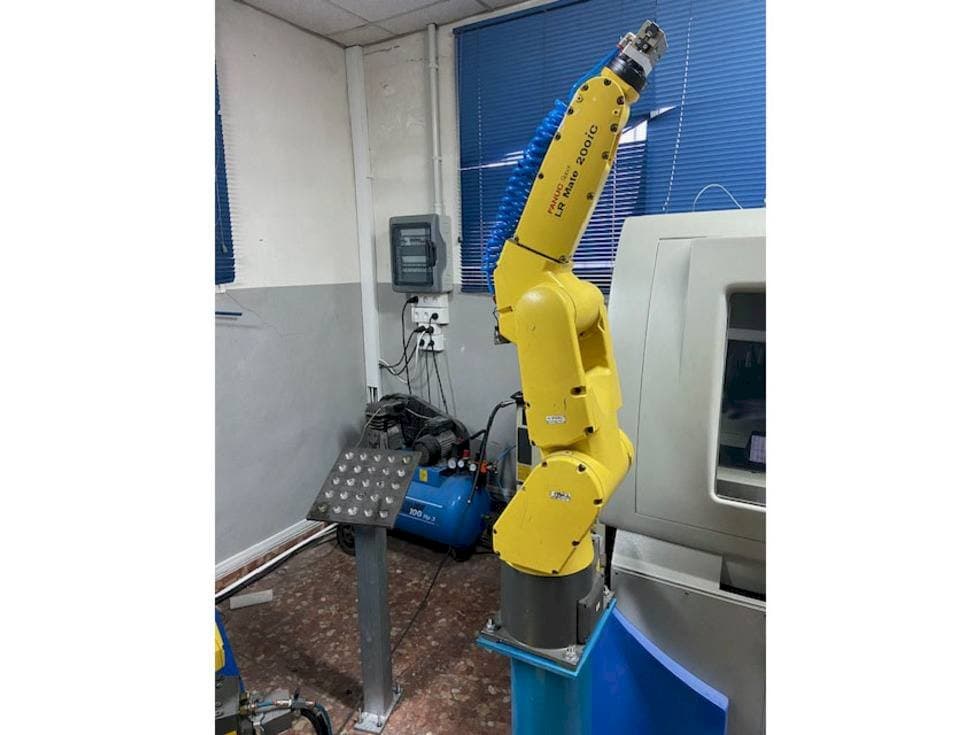 Vista Frontal  da FANUC LR MATE 200 ic  máquina