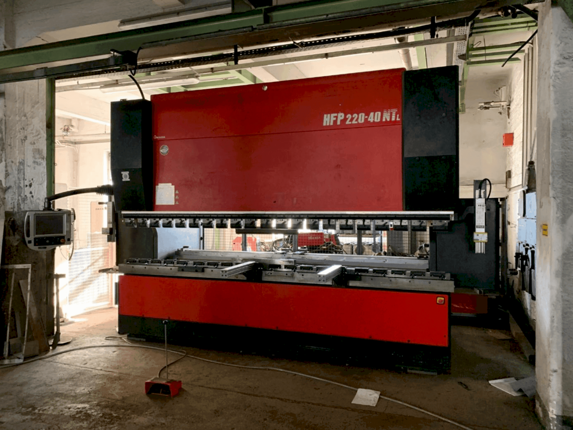 Vista Frontal  da AMADA HFP NT 220-4L  máquina