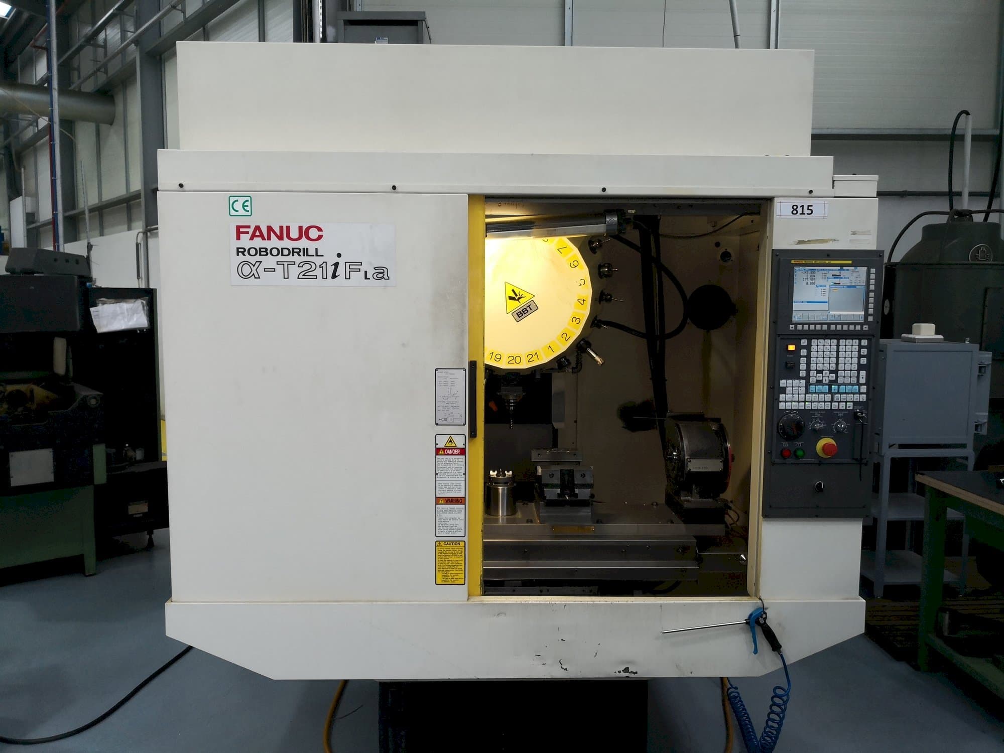 Vista Frontal  da FANUC Robodrill T21iFa  máquina