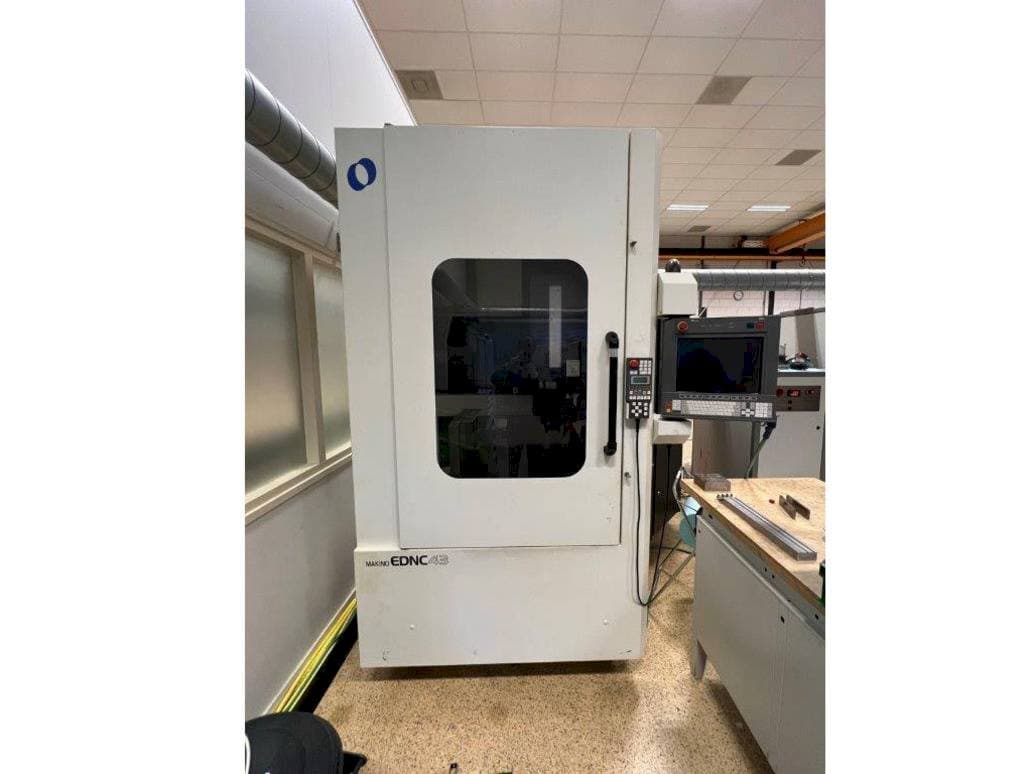 Vista Frontal  da Makino EDNC 43  máquina