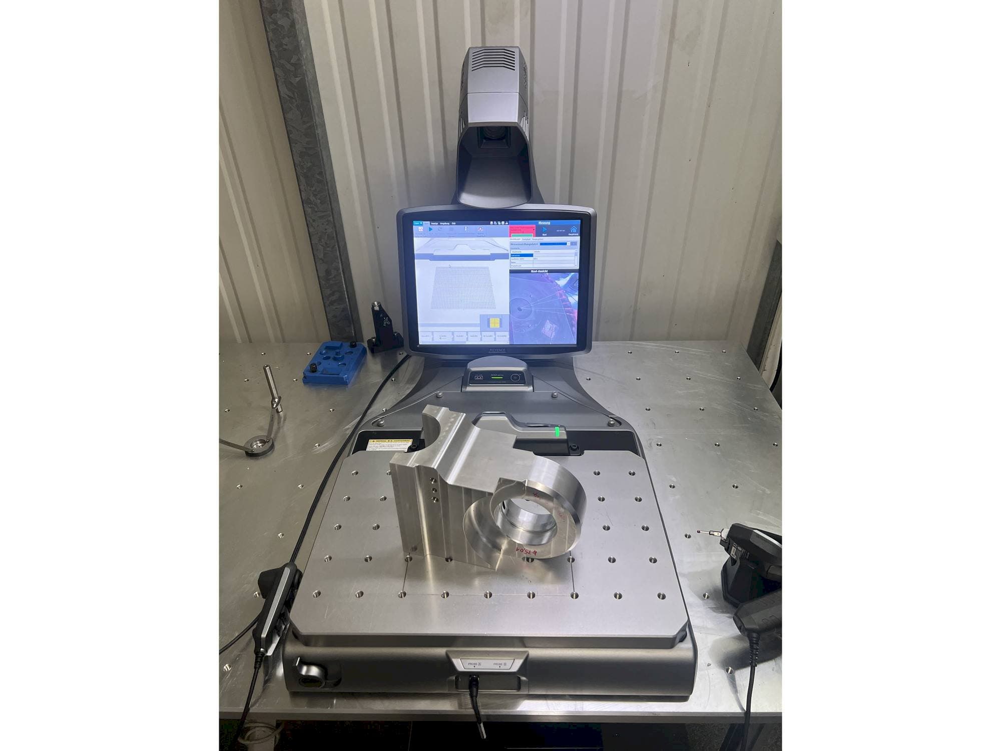 Vista Frontal  da KEYENCE XM-C1000  máquina