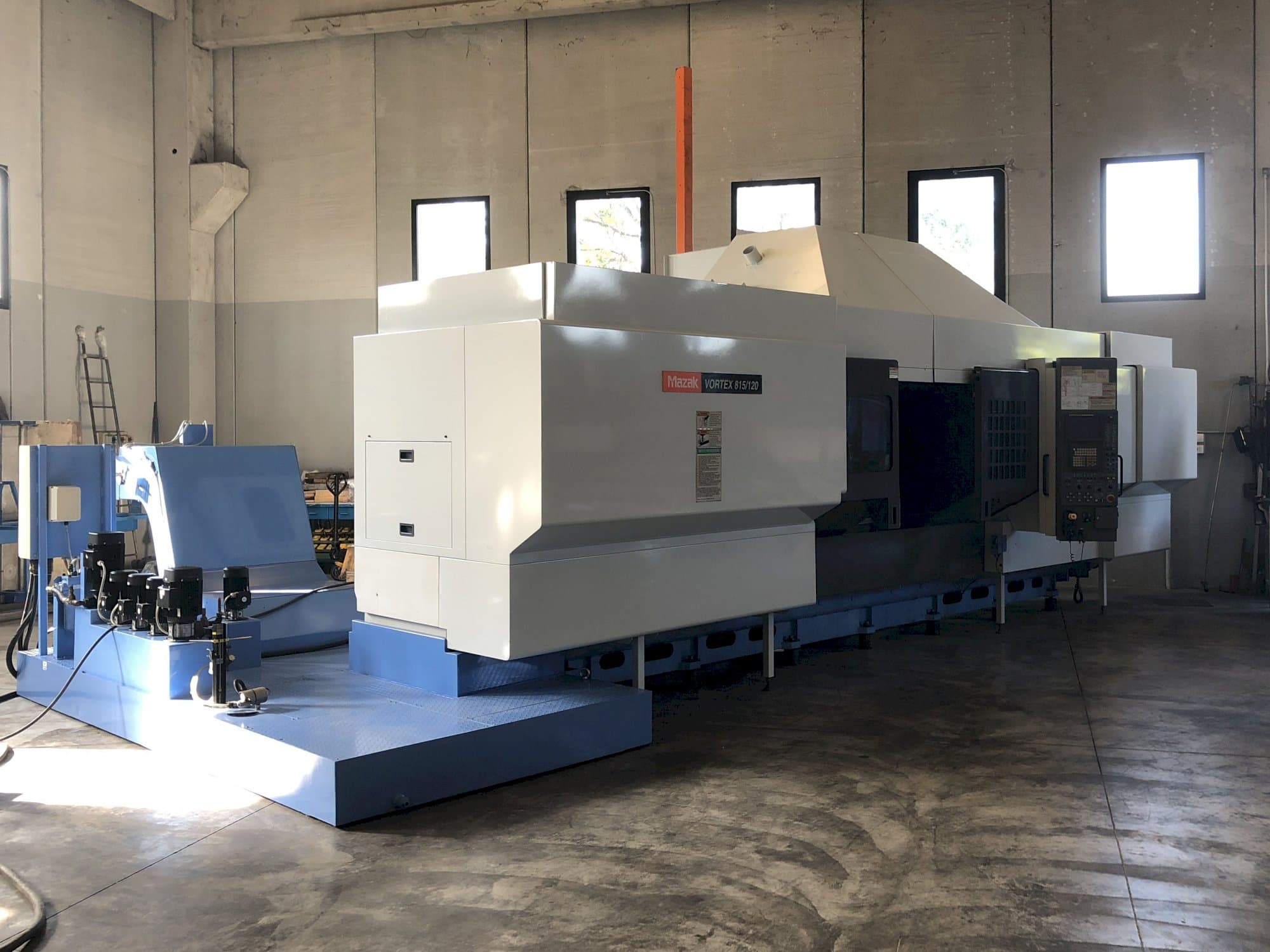 Vista Frontal  da Mazak VORTEX 815/120  máquina