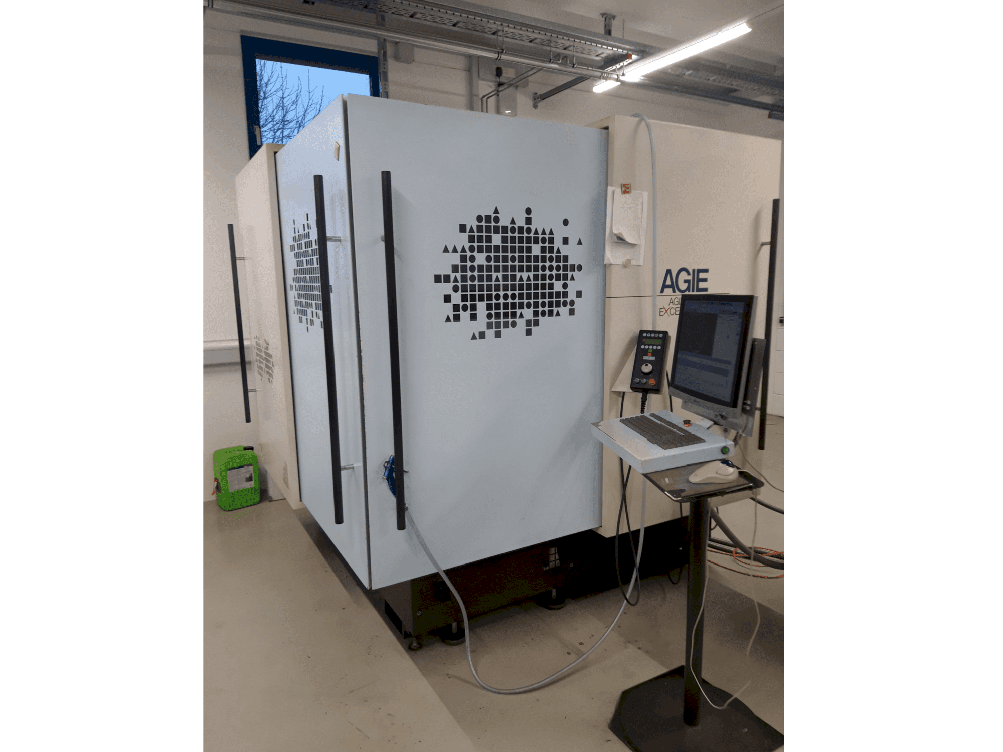 Vista Frontal  da AGIE Agiecut Excellence 2F  máquina