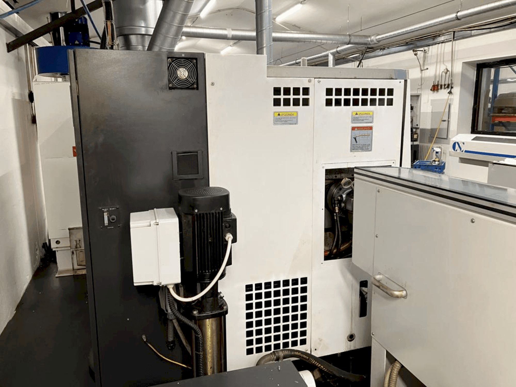 Vista Frontal  da Okuma LB2000EXII MC  máquina