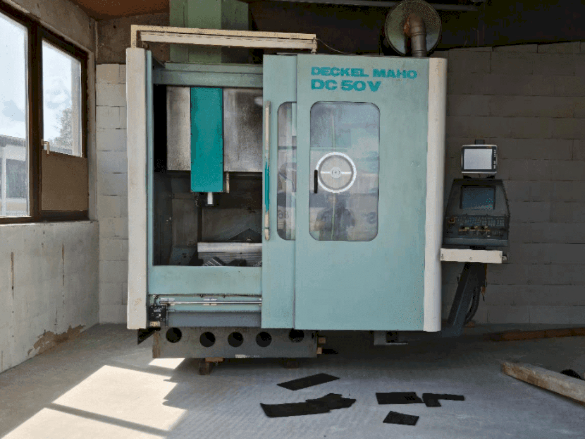 Vista Frontal  da DECKEL MAHO DC 50 V  máquina