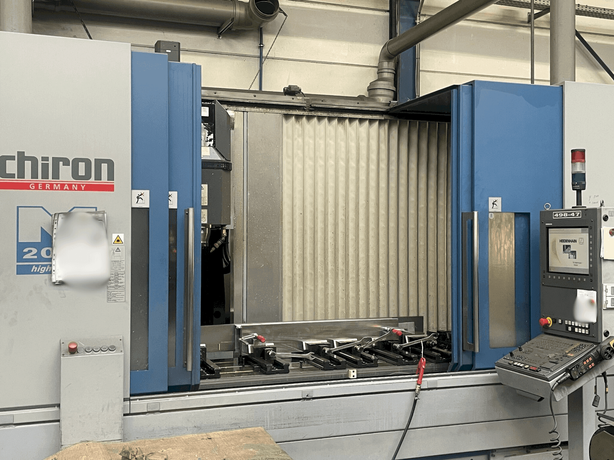 Vista Frontal  da CHIRON Mill 2000  máquina