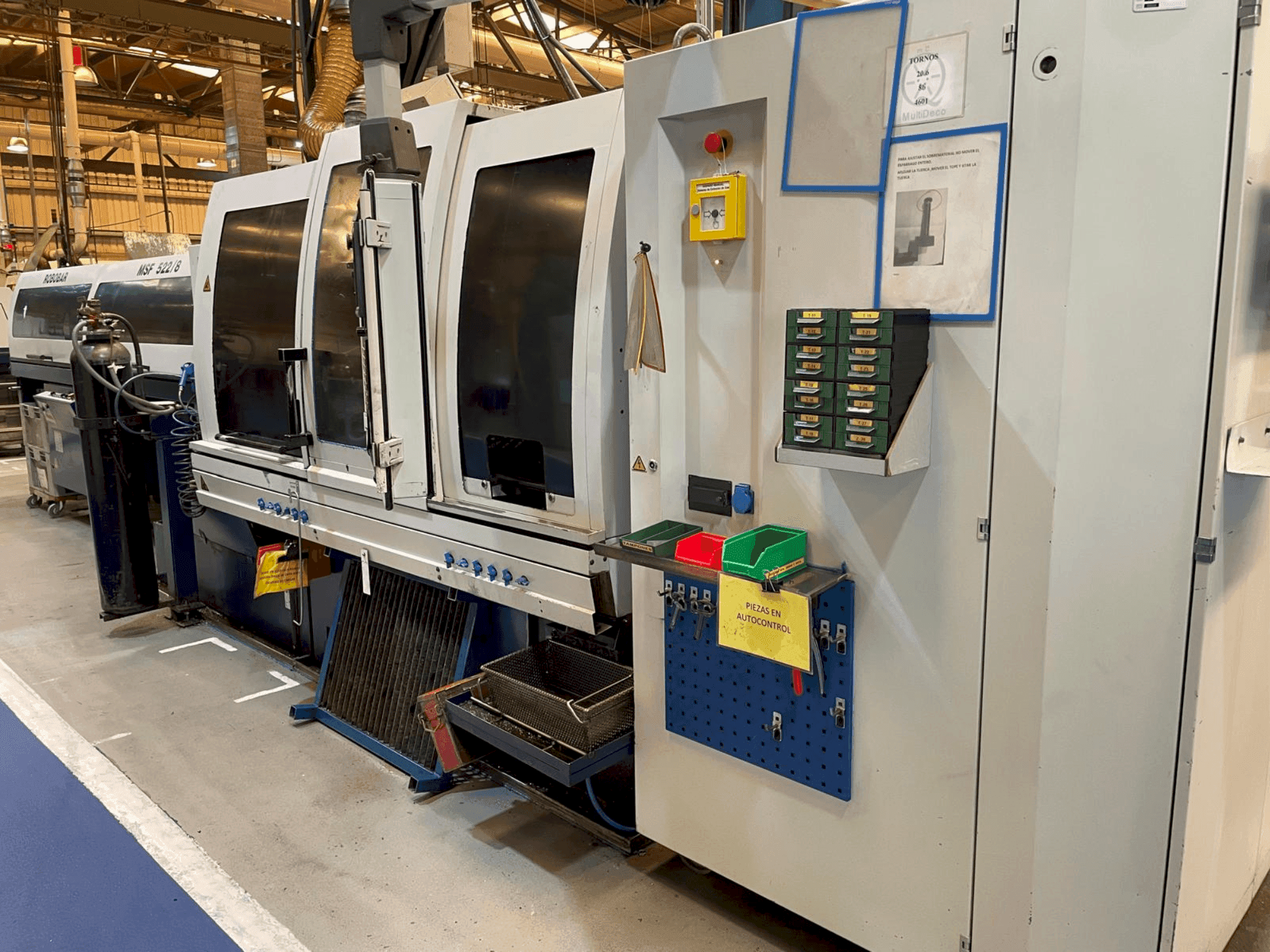 Vista Frontal  da TORNOS MultiDeco 20-8b  máquina