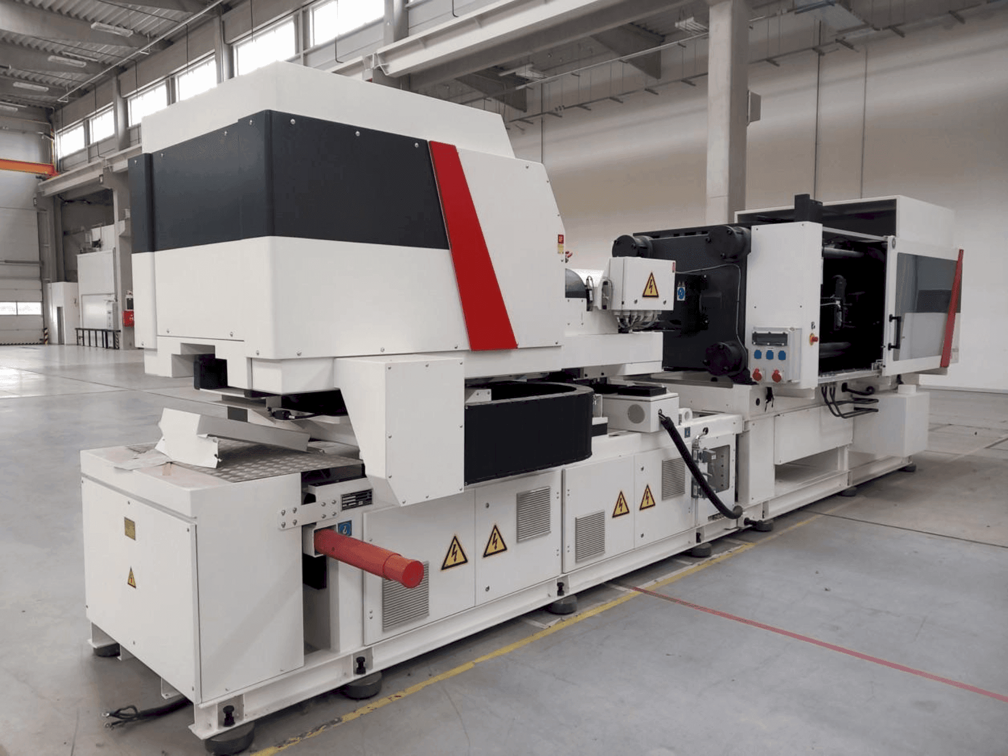 Vista Frontal  da Milacron Elektron Evo 350  máquina