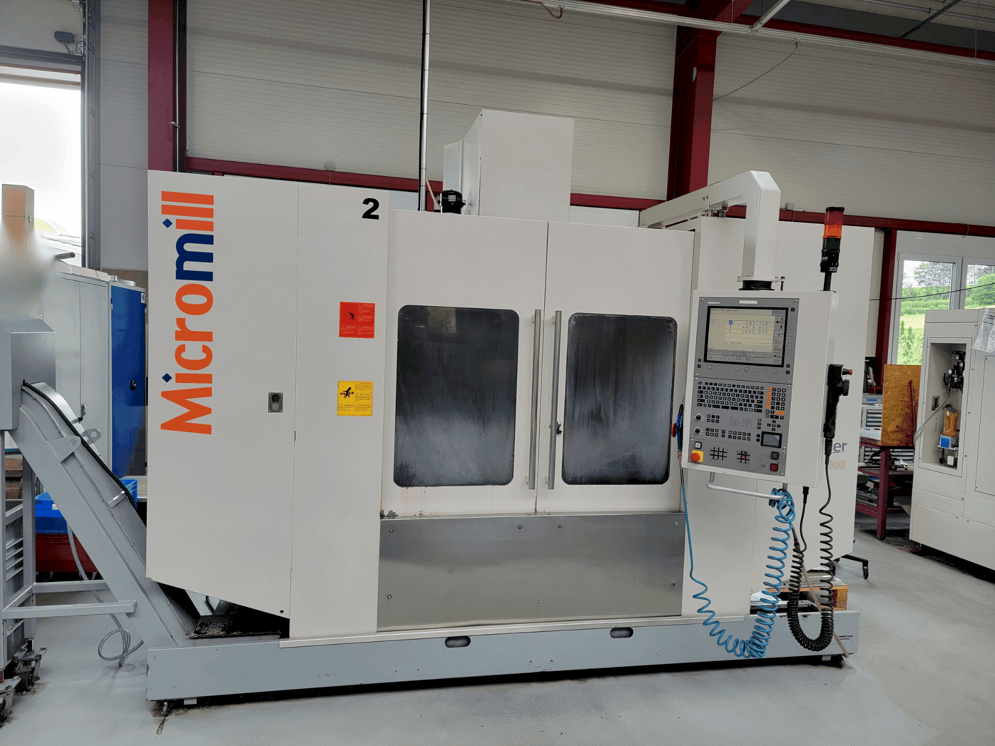 Vista Frontal  da BUFFALO Micromill VMC 1300  máquina