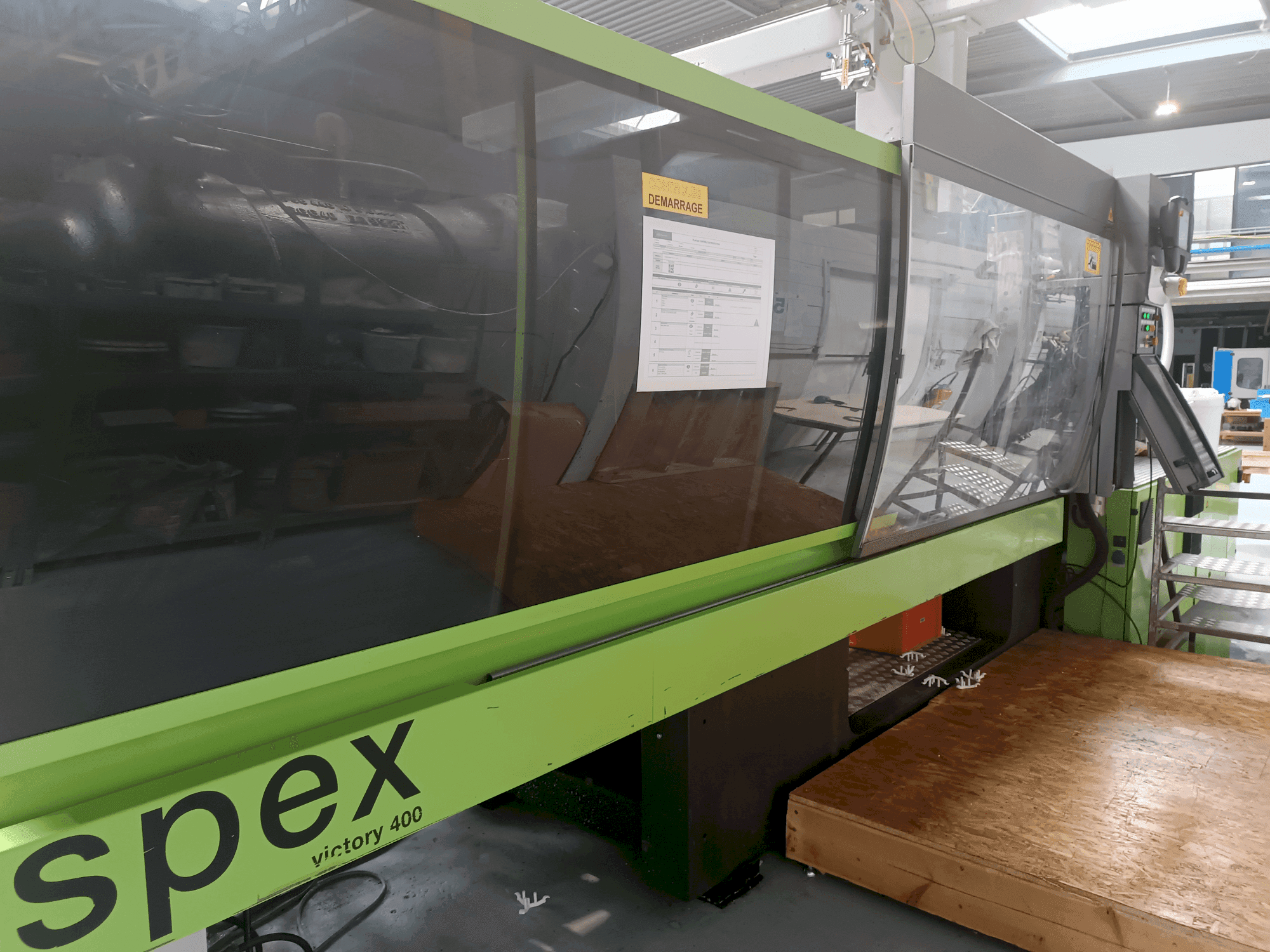 Vista Frontal  da Engel Victory 1350 400HL Spex  máquina