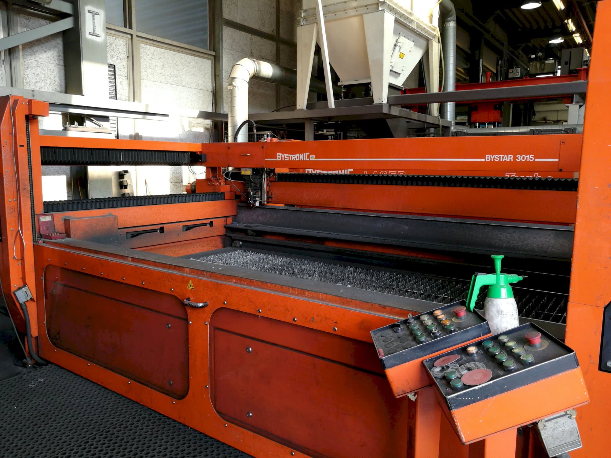 Vista Direita  da Bystronic Bystar 3015  máquina