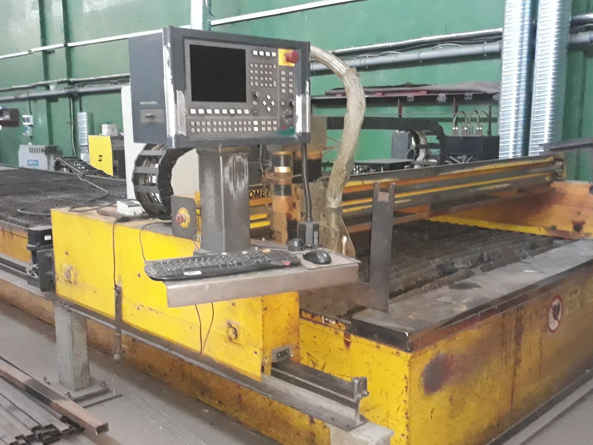 Vista Frontal  da ESAB CXD-P 3000  máquina