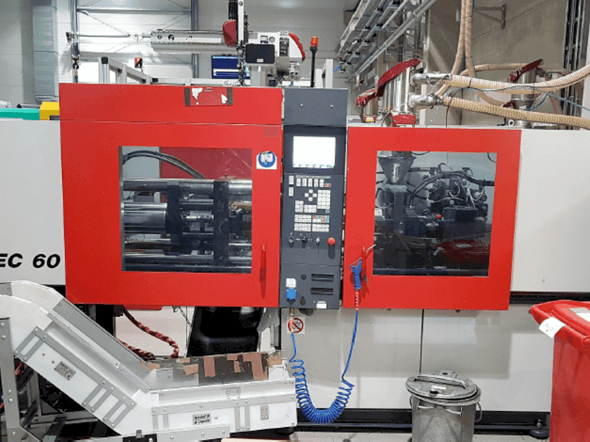 Vista Frontal  da FERROMATIK MILACRON 600-355 K-TEC  máquina