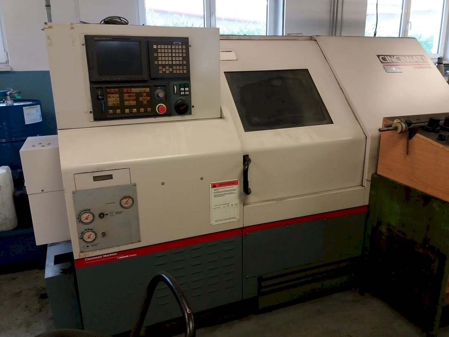 Vista Frontal  da Cincinnati HAWK-200M  máquina