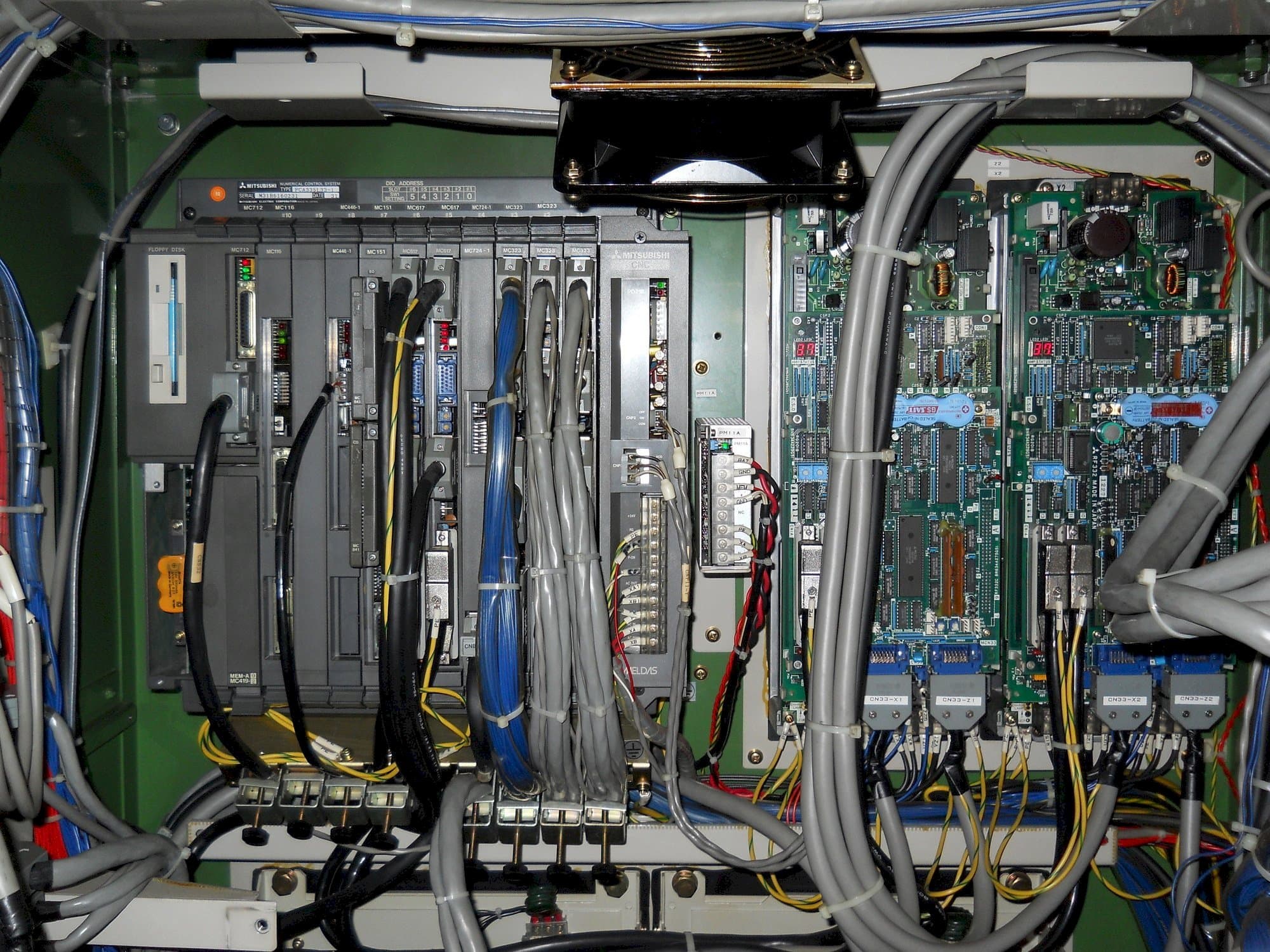 Vista Frontal  da Mazak Multiplex 610  máquina