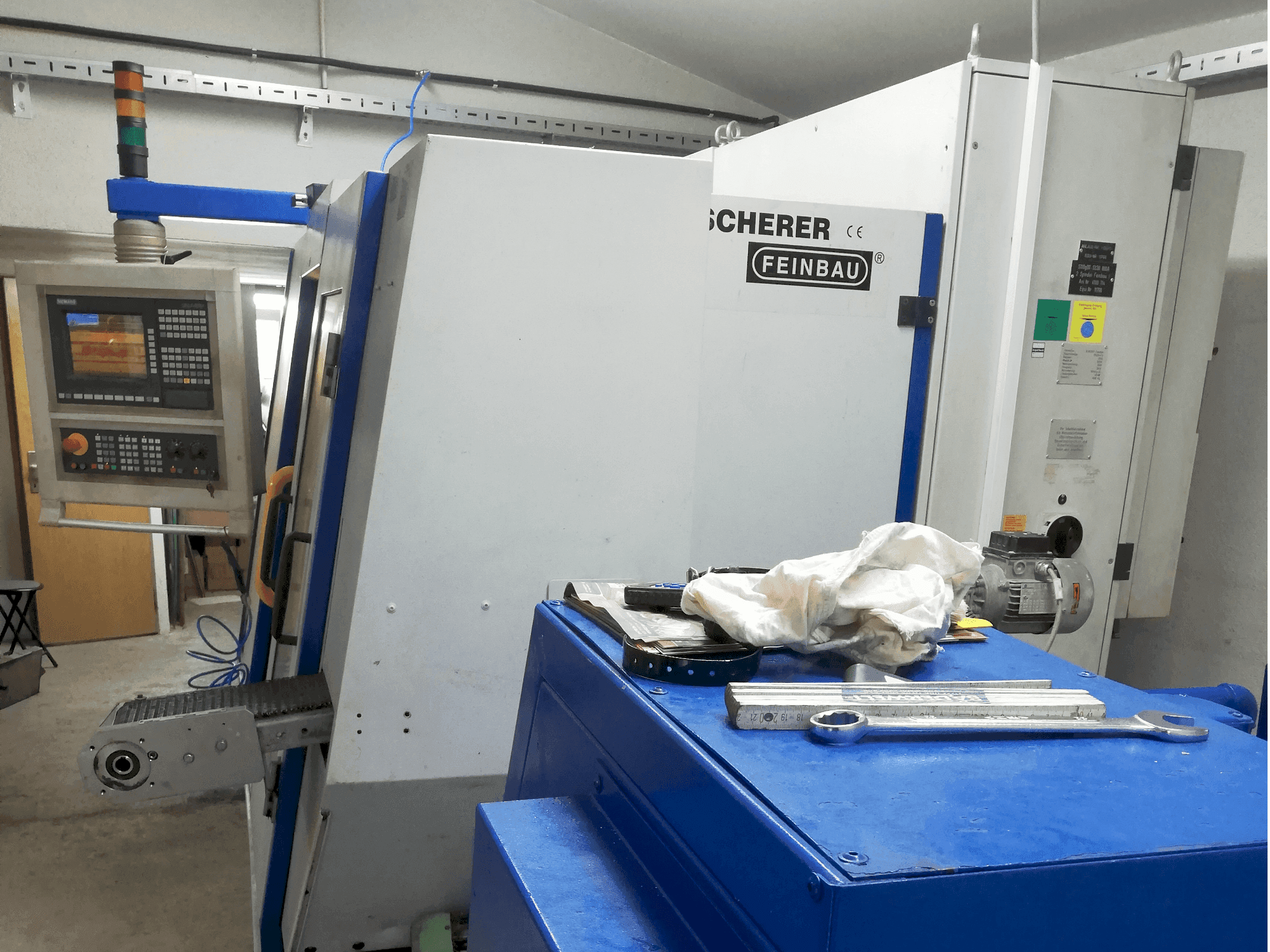 Vista Frontal  da Scherer - Feinbau CNC244/2  máquina