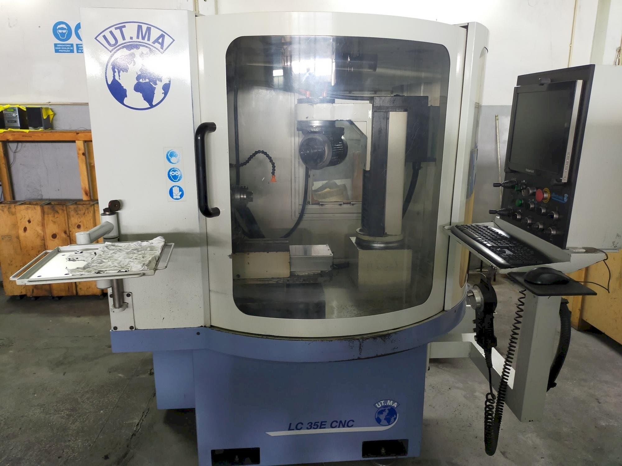 Vista Frontal  da UT.MA LC 35E  máquina
