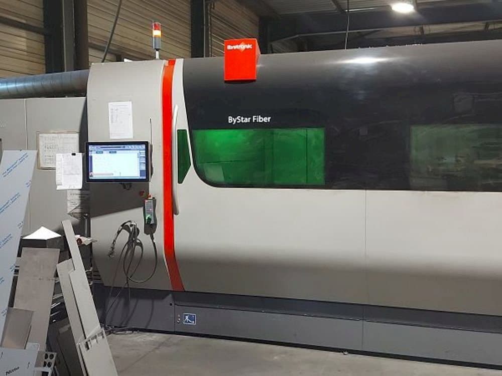 Vista Frontal  da Bystronic Bystar fiber  máquina