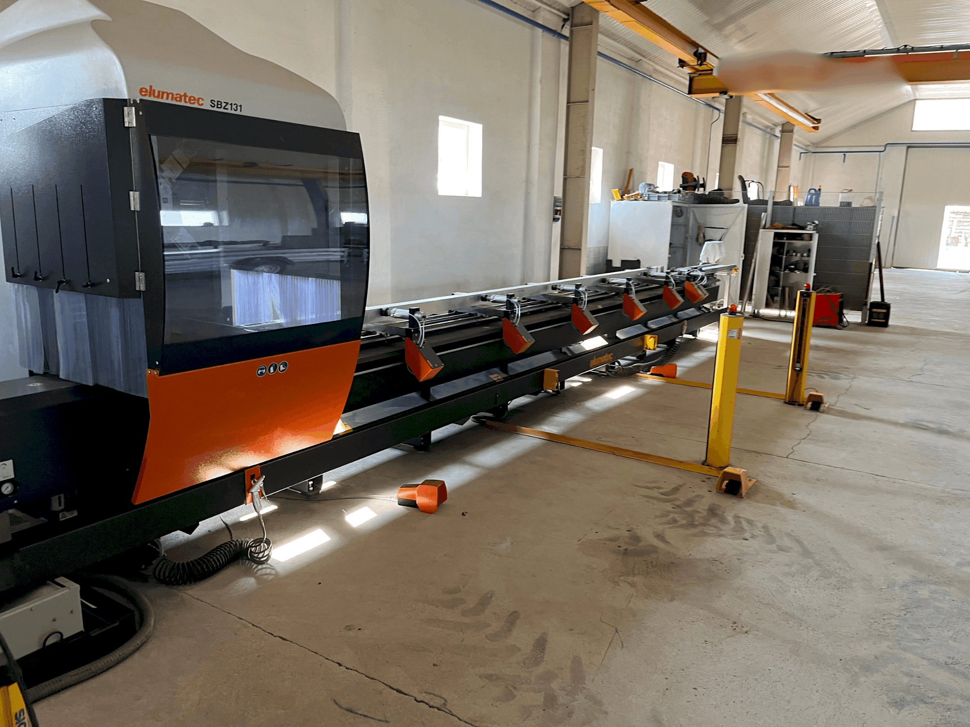 Vista Frontal  da Elumatec SBZ 131  máquina