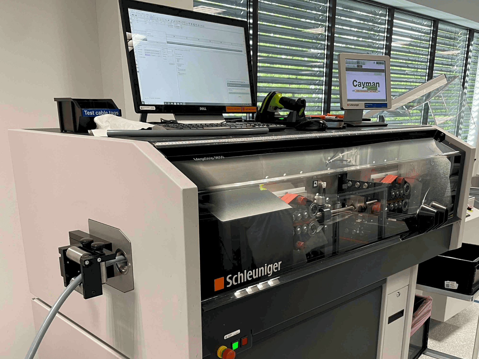 Vista Frontal  da Schleuniger MegaStrip 9650  máquina