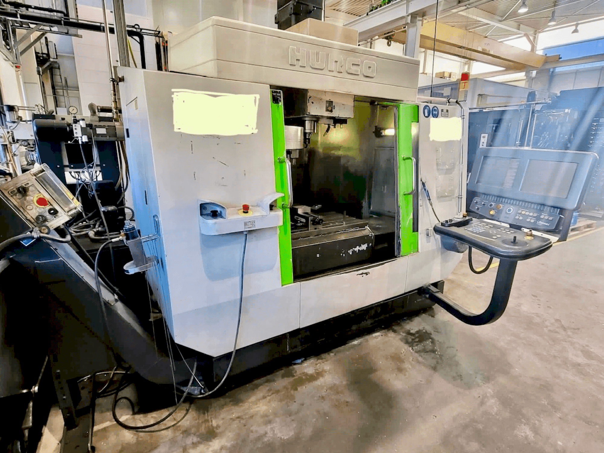 Vista Frontal  da Hurco BCM4020  máquina