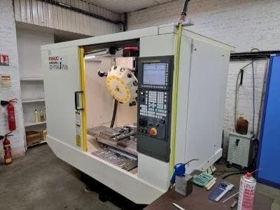 Vista Lateral Direita  da FANUC ROBODRILL α-T14iFib  máquina