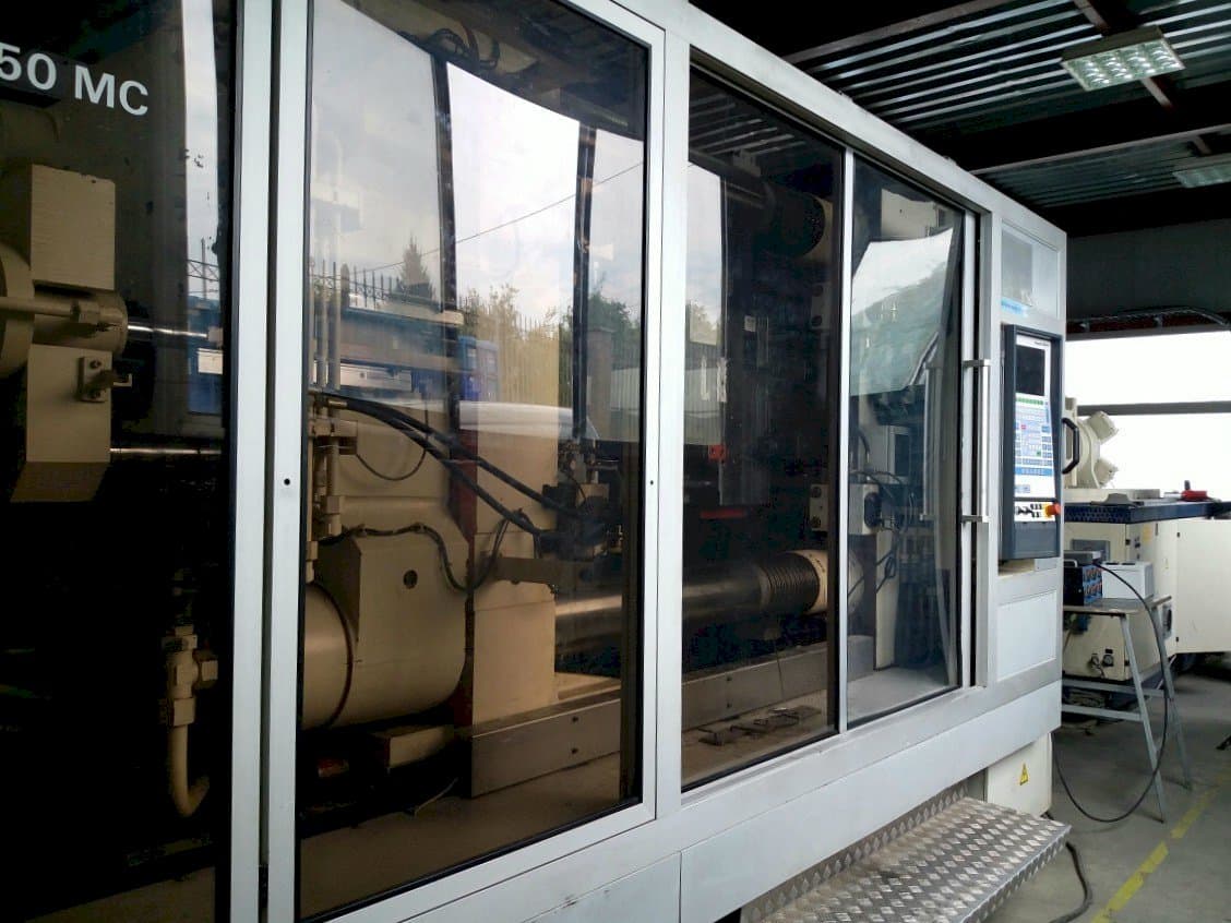 Vista Frontal  da Krauss Maffei KM 800/1330 MC  máquina