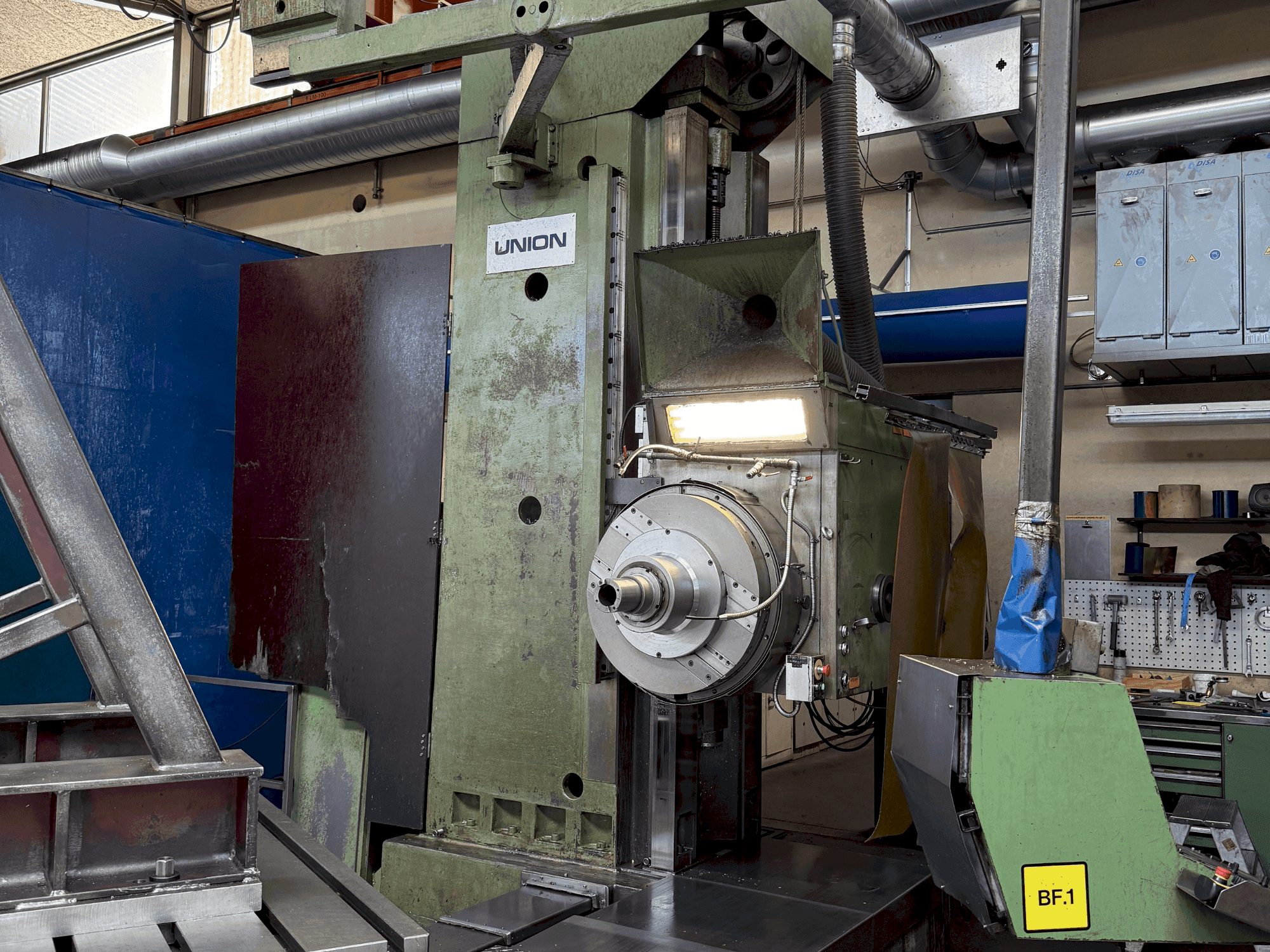 Vista Frontal  da UNION BTF 110  máquina