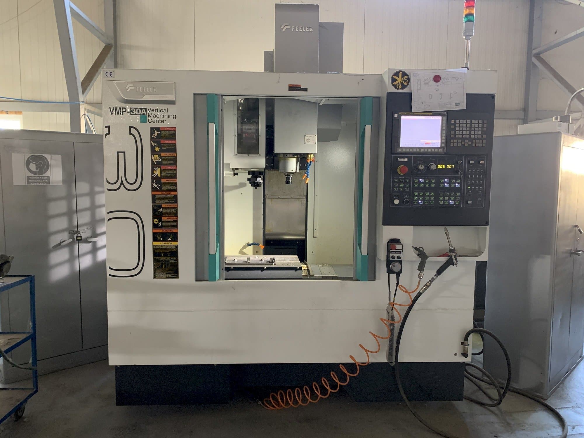 Vista Frontal  da Feeler VMP 30  máquina