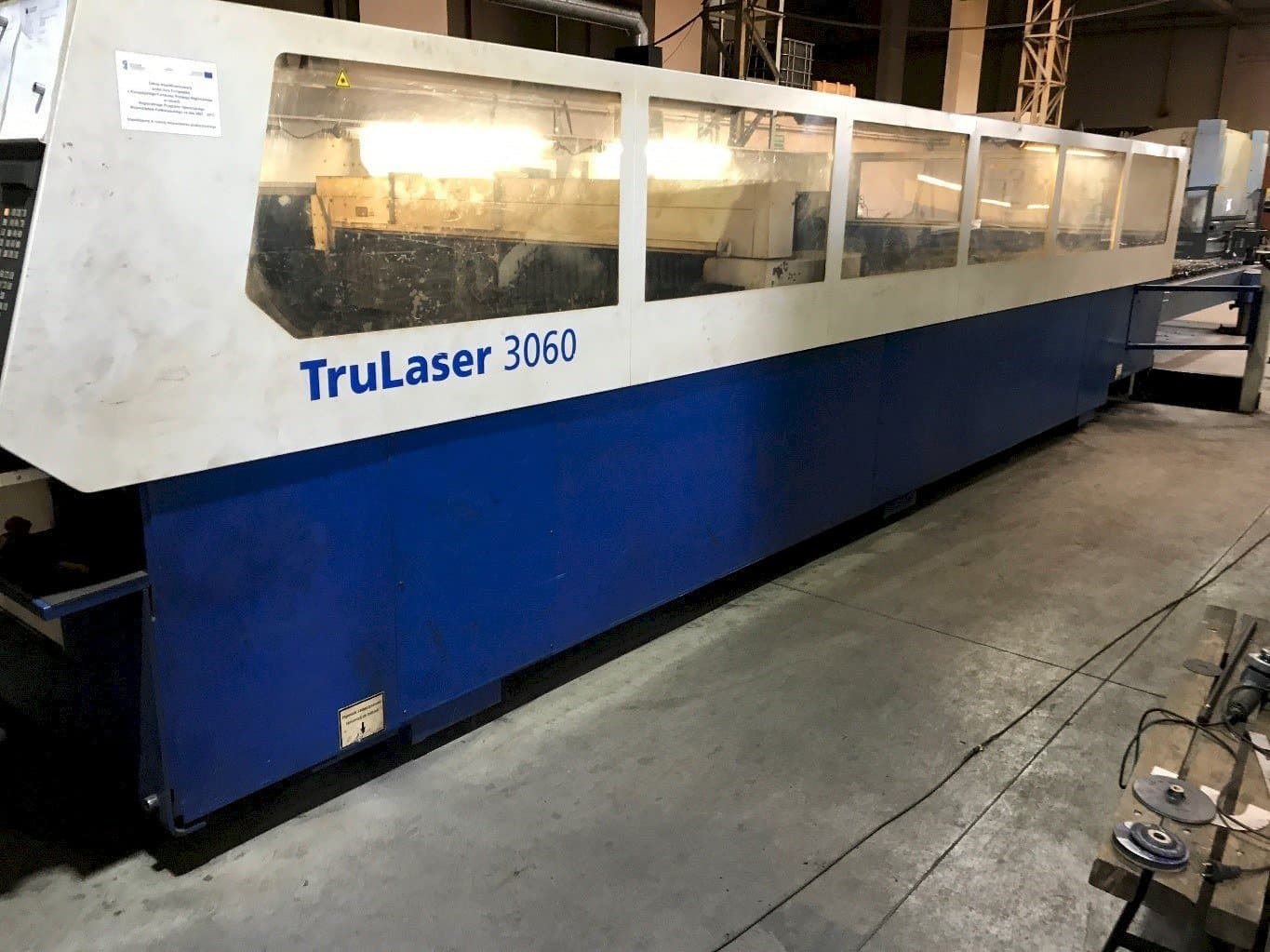 Vista Frontal  da Trumpf Trulaser 3060  máquina