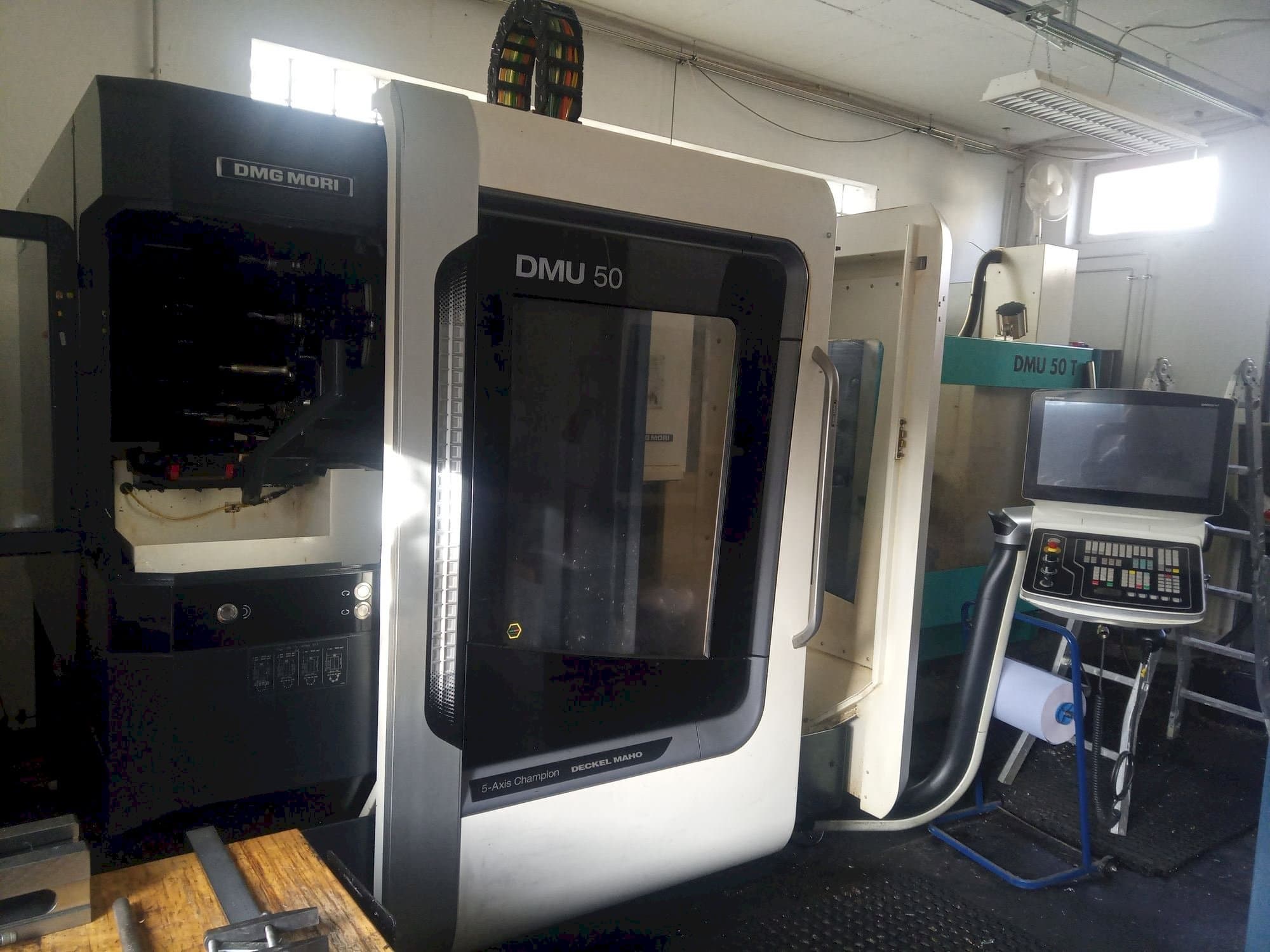 Vista Frontal  da DMG MORI DMU 50  máquina