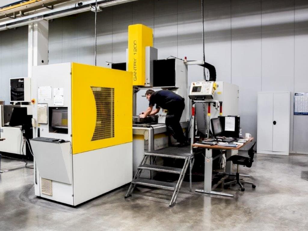 Vista Frontal  da OPS-INGERSOLL Gantry 1200  máquina