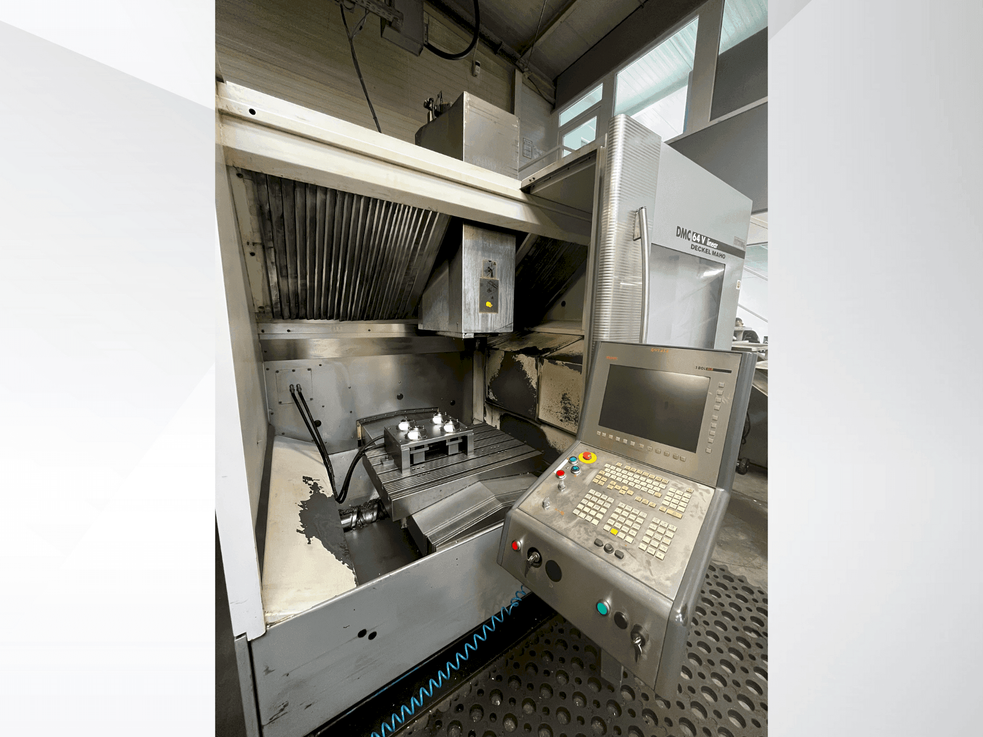 Vista Frontal  da DMG DECKEL MAHO DMC 64V linear  máquina