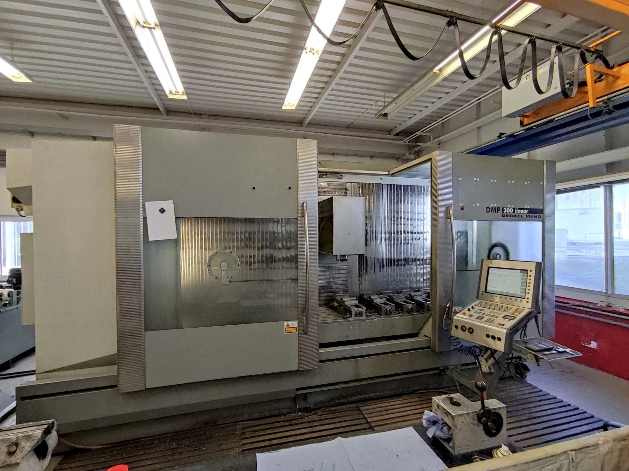 Vista Frontal  da DECKEL MAHO DMF 300 linear  máquina