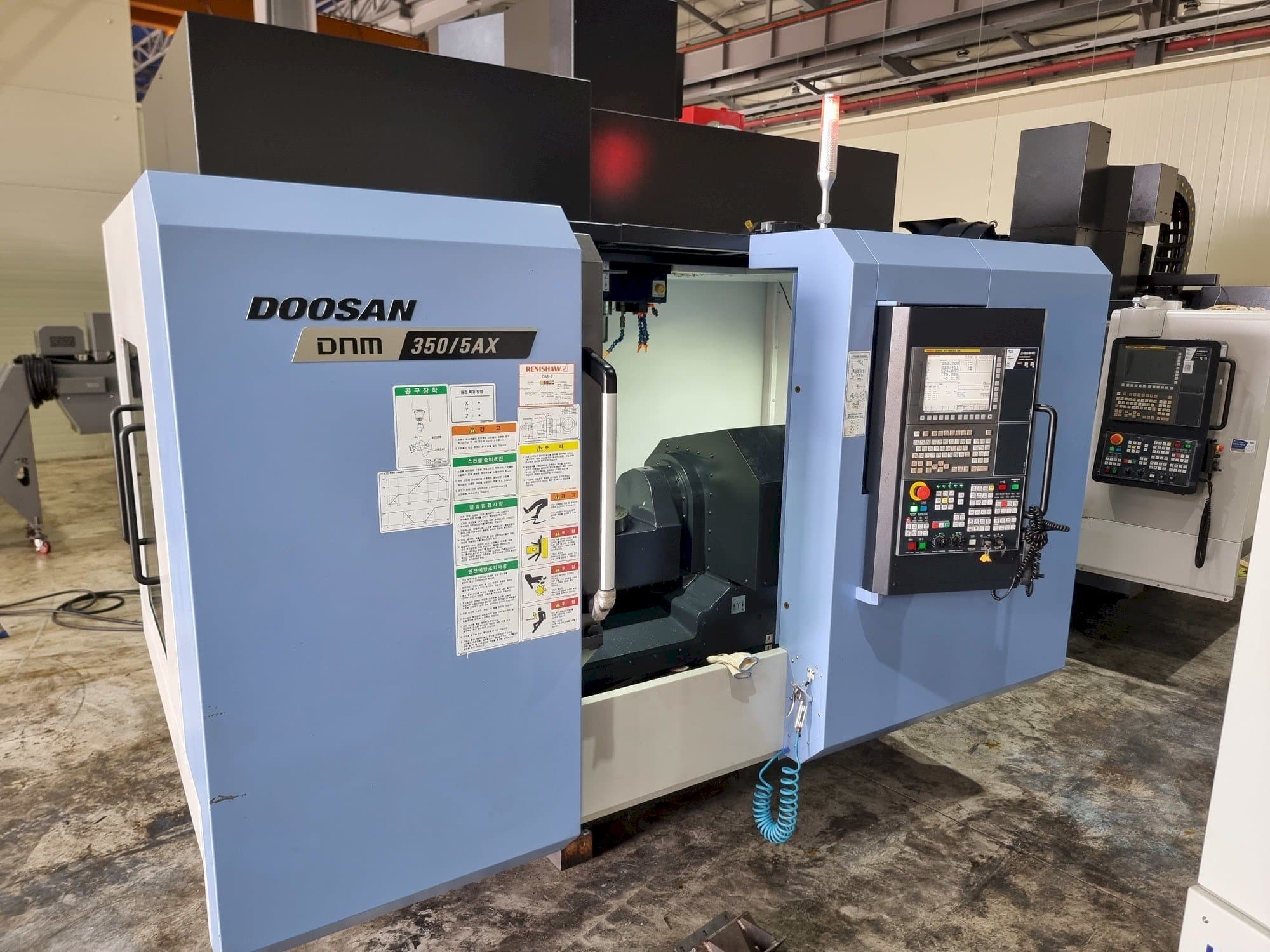 Vista Frontal  da Doosan DNM350/5AX  máquina